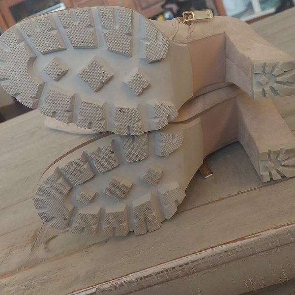 Last Call!! JLo Size 7.5 Knee High Tan Boots - Picture 4 of 6